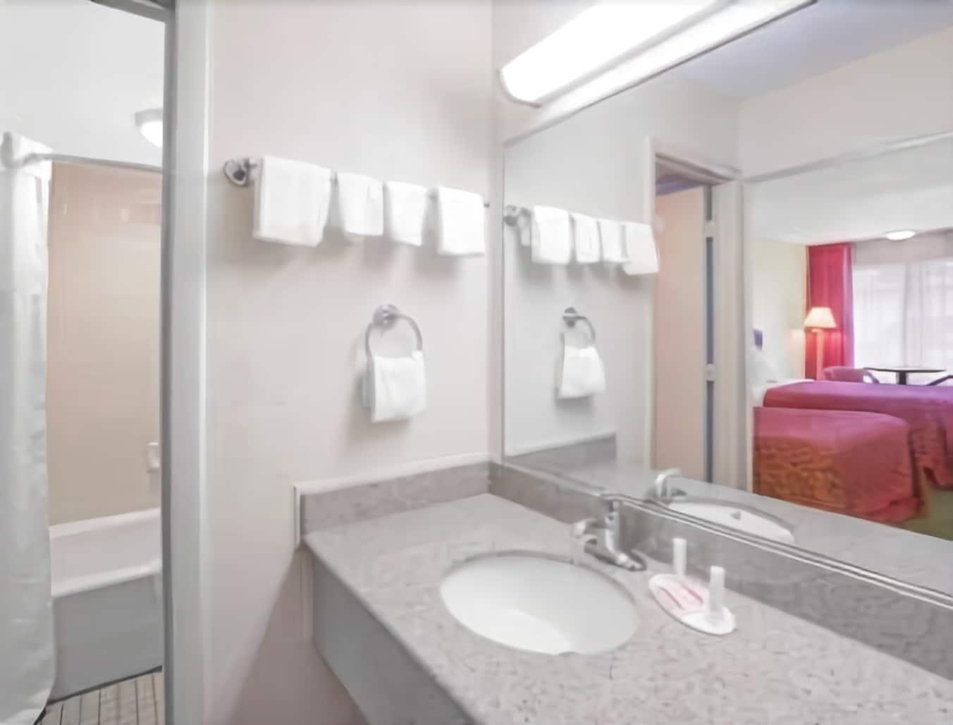 Days Inn By Wyndham Wilmington / University Экстерьер фото