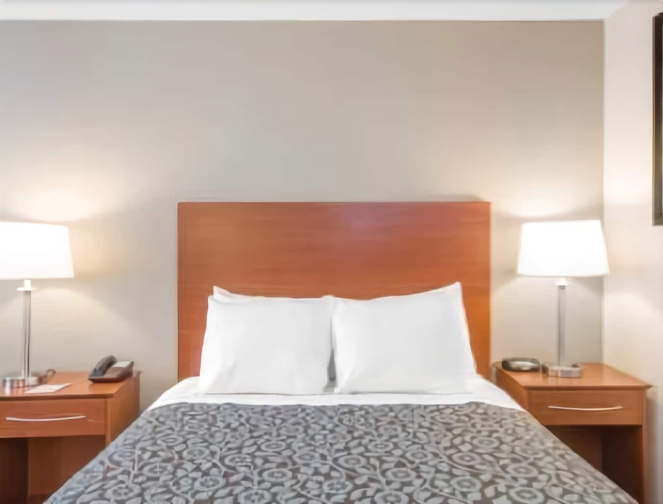 Days Inn By Wyndham Wilmington / University Экстерьер фото