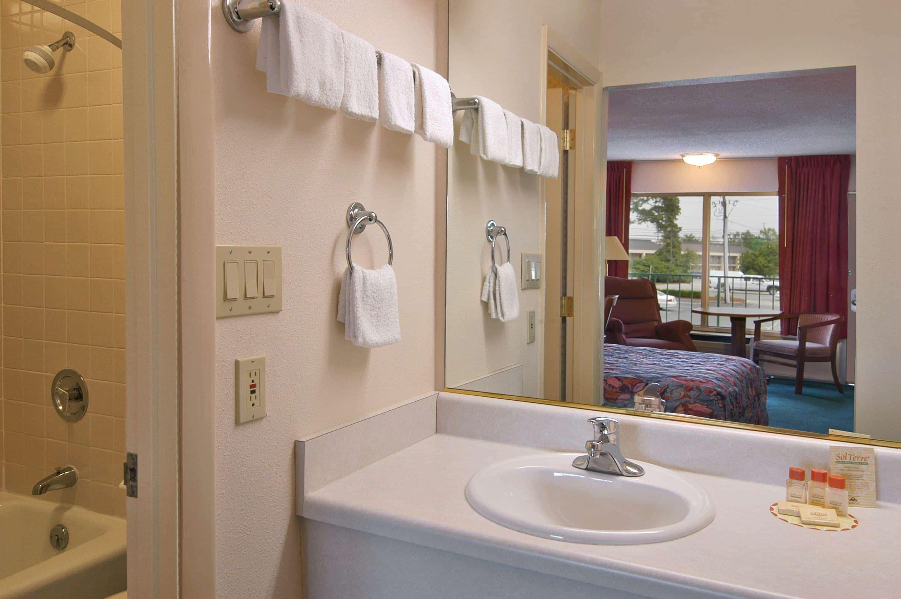 Days Inn By Wyndham Wilmington / University Экстерьер фото