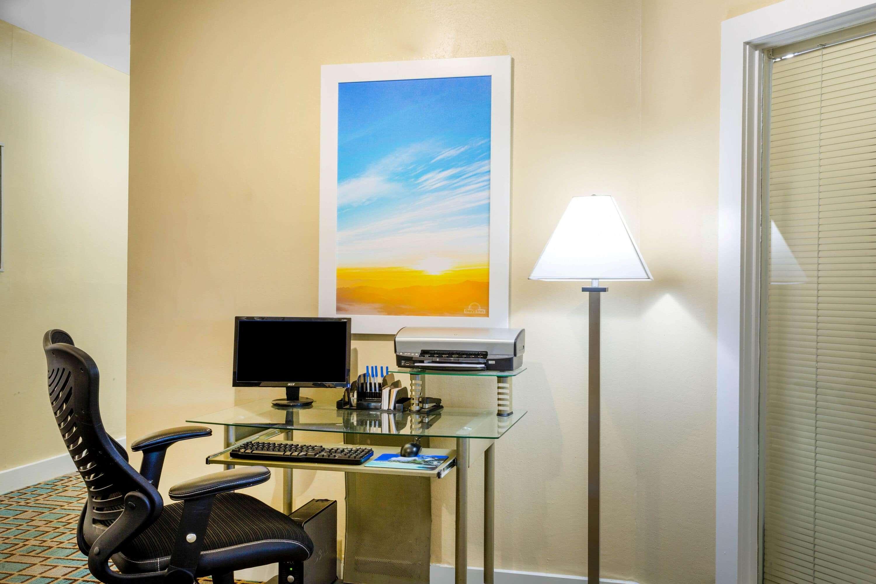 Days Inn By Wyndham Wilmington / University Экстерьер фото