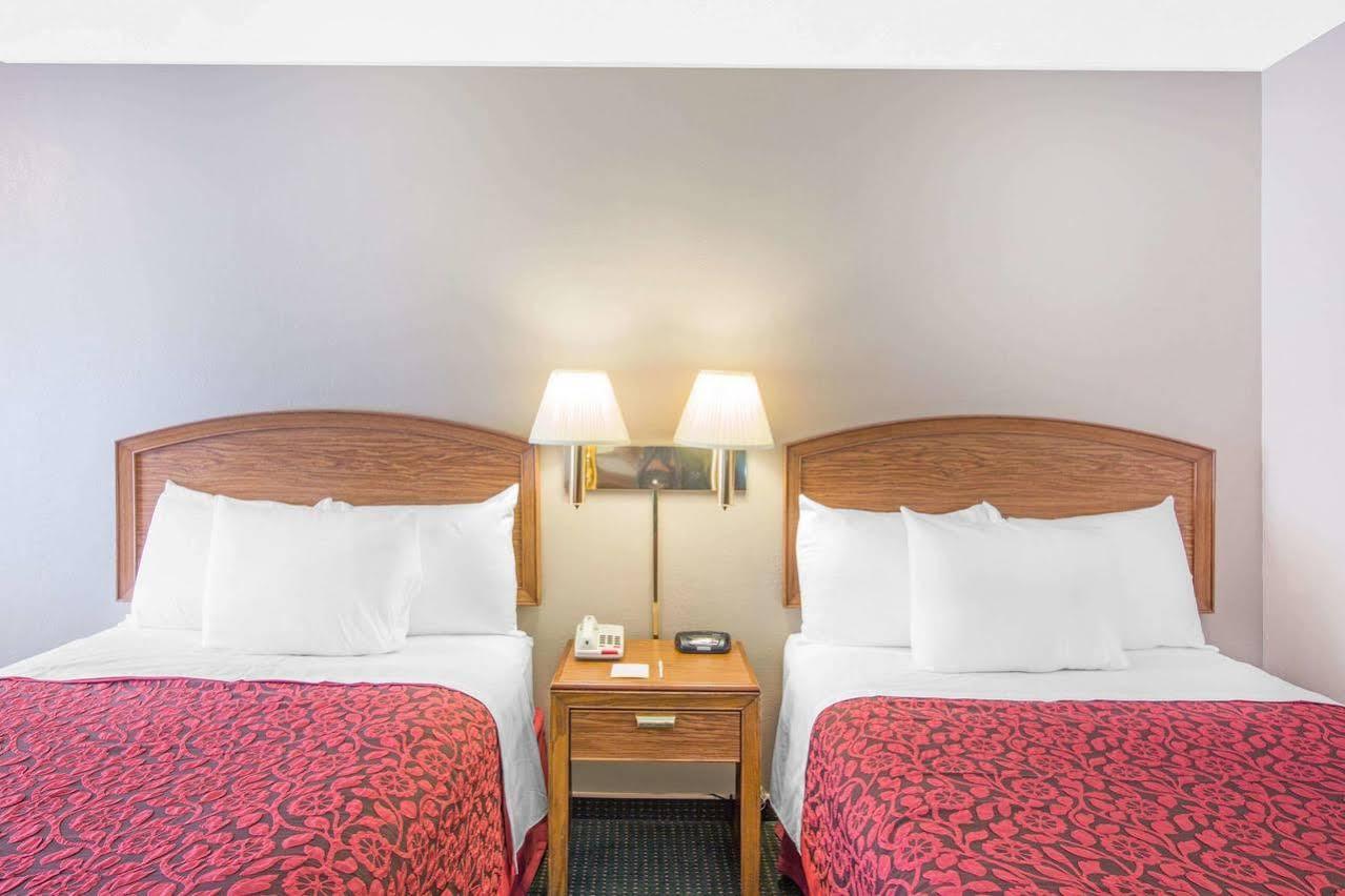 Days Inn By Wyndham Wilmington / University Экстерьер фото