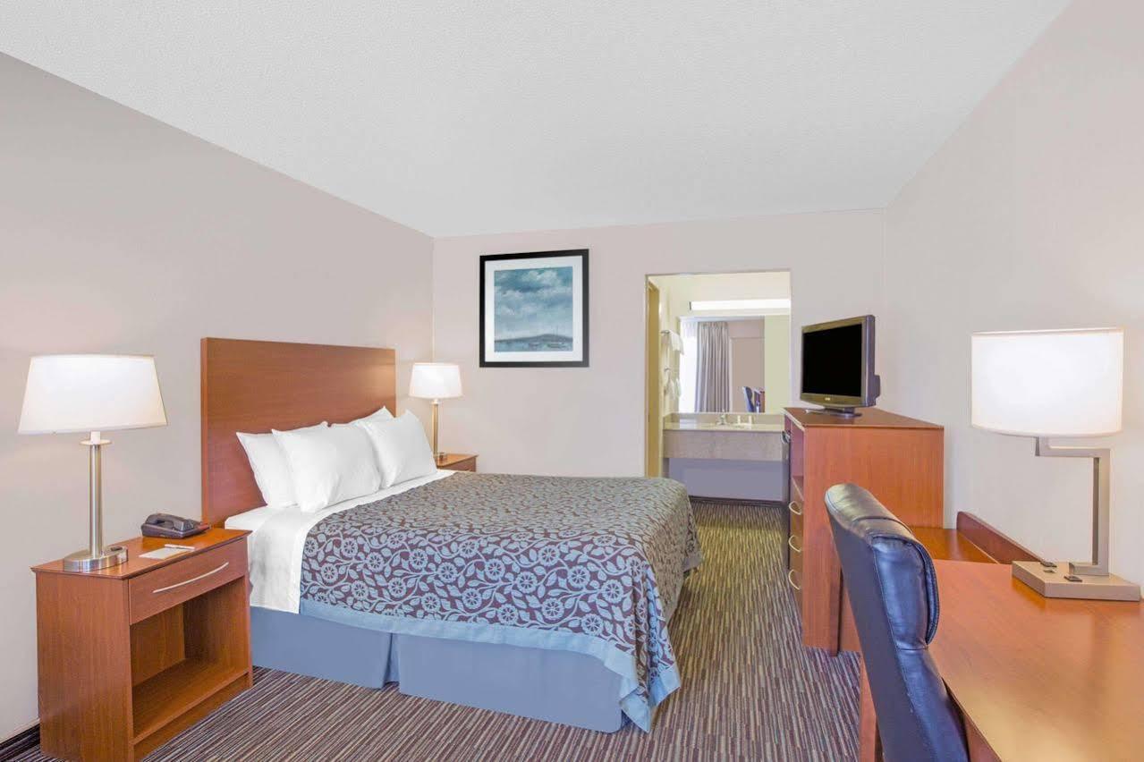 Days Inn By Wyndham Wilmington / University Экстерьер фото